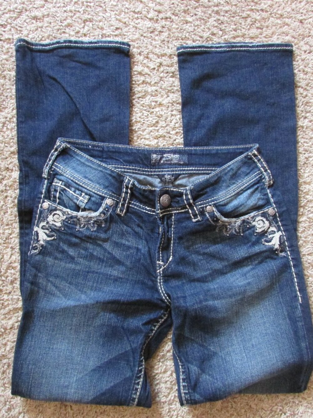 NWOT Silver Suki Flap 17" 28X33 Embellished Button Pockets Whiskered Jeans